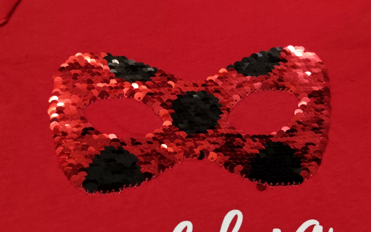 Ladybug Langarmshirt für Mädchen in rot mit Wendepailetten - Nahaufnahme der Pailetten in rot Ladybug Langarmshirt für Mädchen in rot mit Wendepailetten - Nahaufnahme der Pailetten in rot
